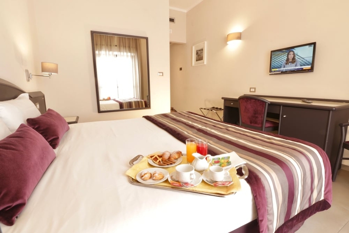 Imagen de la habitación del Hotel Europa, Nápoles. Foto 10