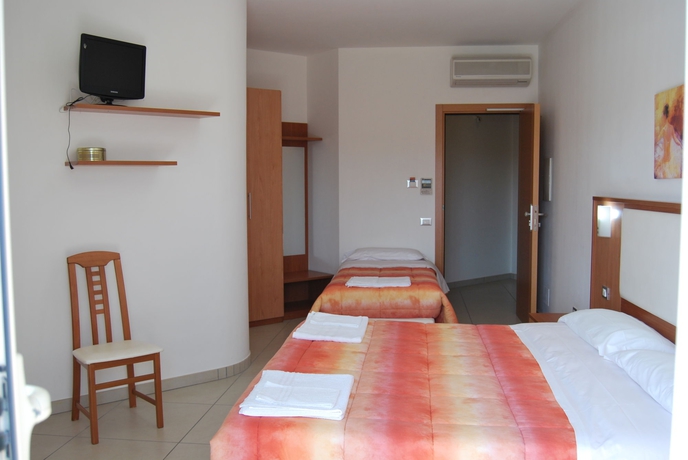 Imagen de la habitación del Hotel Europa, Nereto. Foto 6