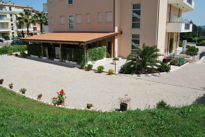 Imagen de los exteriores del Hotel Europa, Nereto. Foto 13