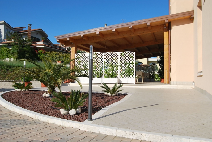 Imagen de los exteriores del Hotel Europa, Nereto. Foto 14