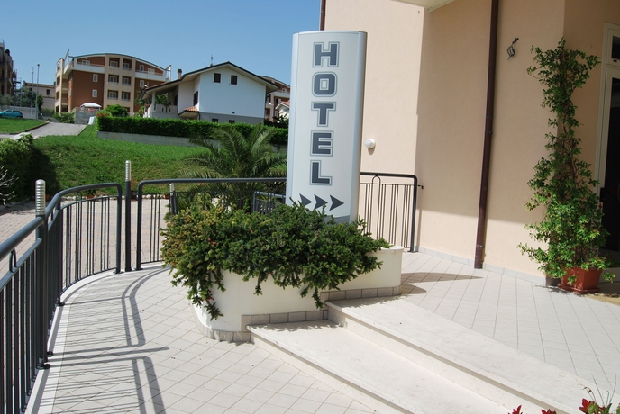 Imagen de los exteriores del Hotel Europa, Nereto. Foto 15