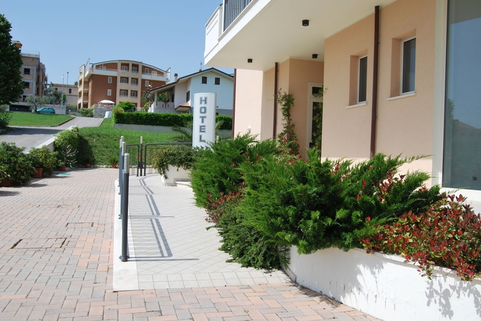 Imagen de los exteriores del Hotel Europa, Nereto. Foto 16