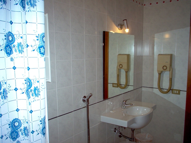 Imagen de la habitación del Hotel Europa, Palermo. Foto 3