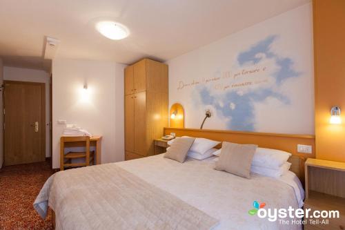 Imagen de la habitación del Hotel Europa, San Martino di Castrozza. Foto 5