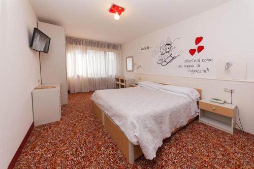 Imagen de la habitación del Hotel Europa, San Martino di Castrozza. Foto 6