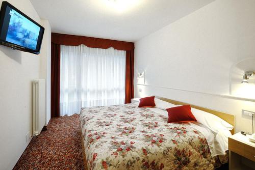 Imagen de la habitación del Hotel Europa, San Martino di Castrozza. Foto 9