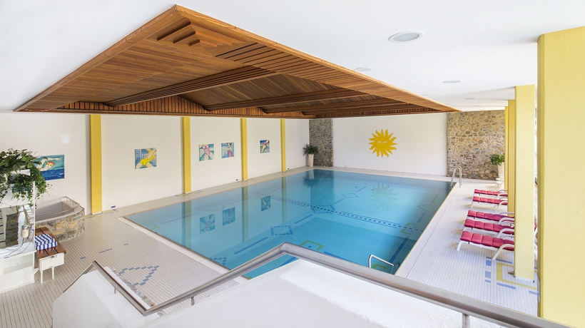 Imagen de la piscina del Hotel Europa Suites St Moritz. Foto 12