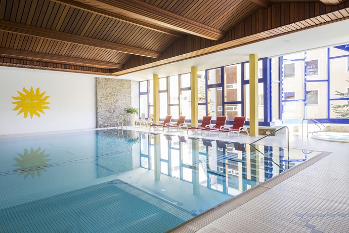 Imagen de la piscina del Hotel Europa Suites St Moritz. Foto 13