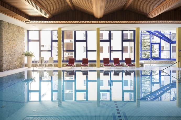 Imagen de la piscina del Hotel Europa Suites St Moritz. Foto 14