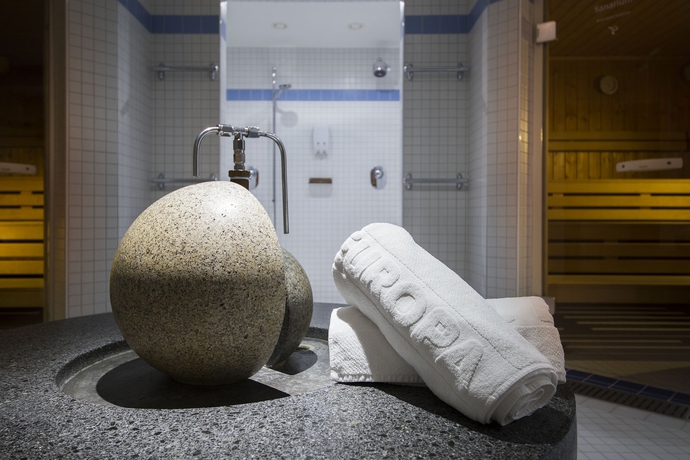 Imagen de la piscina del Hotel Europa Suites St Moritz. Foto 15