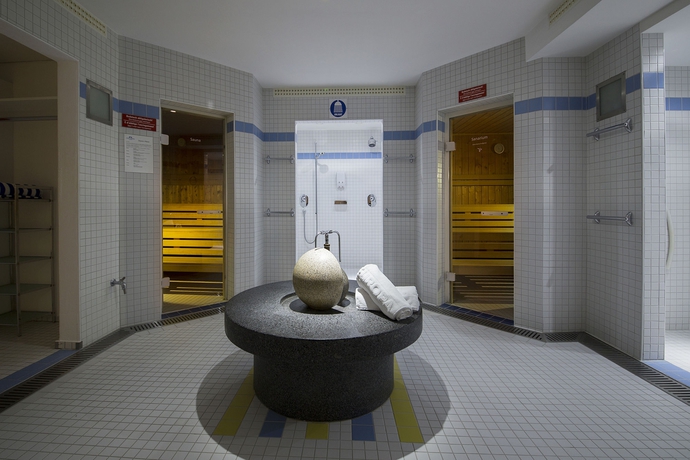 Imagen de la piscina del Hotel Europa Suites St Moritz. Foto 16