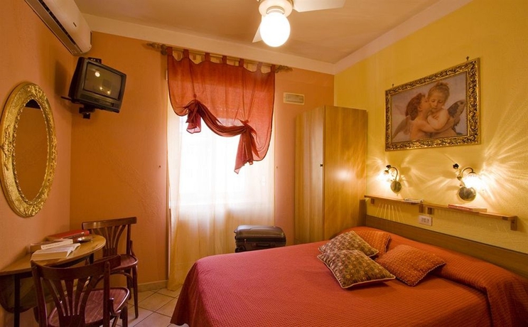 Imagen de la habitación del Hotel Europeo, Nápoles. Foto 7