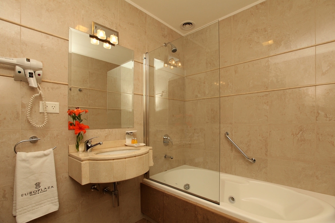 Imagen de la habitación del Hotel Europlaza and Suites. Foto 13