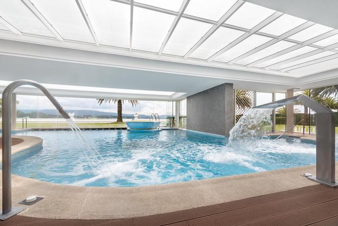 Imagen de la piscina del Hotel Eurostars Gran hotel la Toja. Foto 16