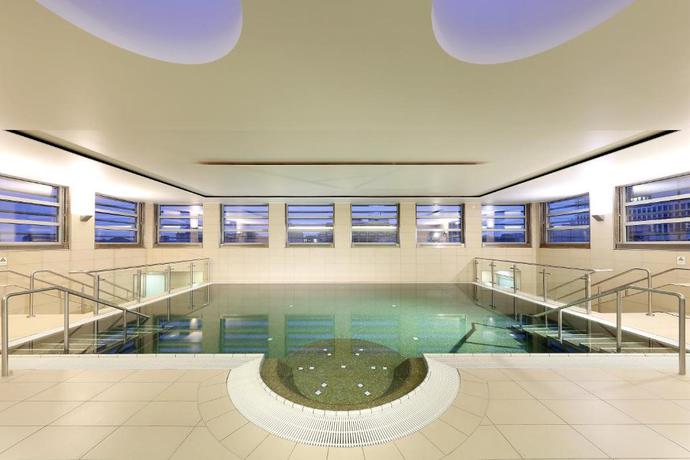 Imagen de la piscina del Hotel Eurostars Grand Central. Foto 18