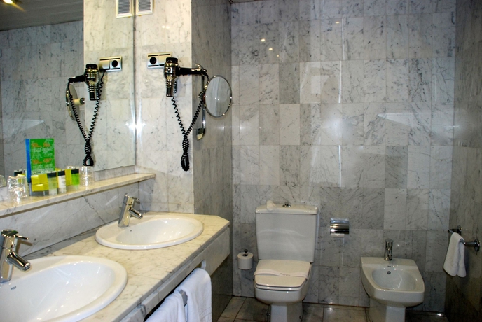 Imagen de la habitación del Hotel Eurostars Indautxu. Foto 13