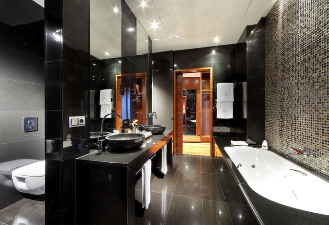 Imagen de la habitación del Hotel Eurostars Madrid Tower. Foto 5