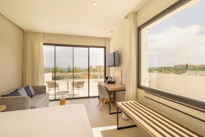 Imagen de la habitación del Hotel Eurostars Oasis Marbella. Foto 7