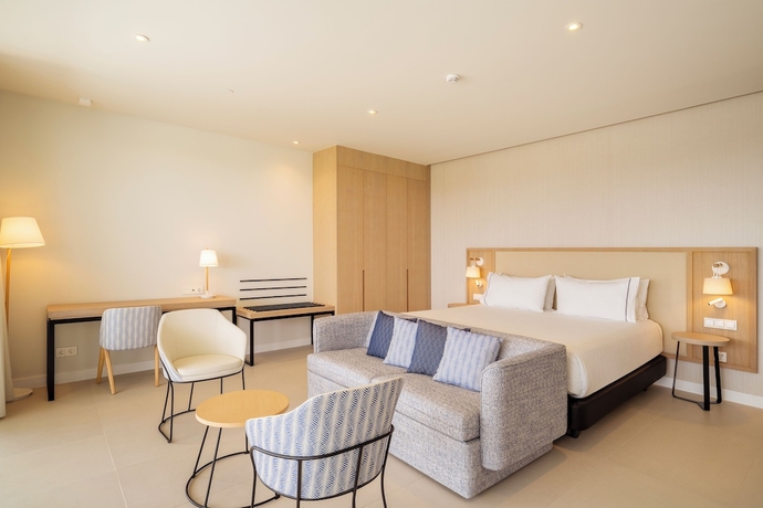 Imagen de la habitación del Hotel Eurostars Oasis Marbella. Foto 12