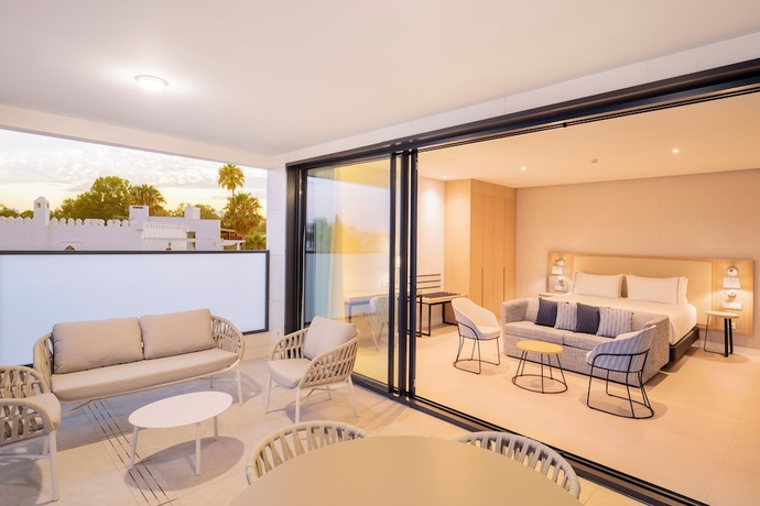 Imagen de la habitación del Hotel Eurostars Oasis Marbella. Foto 15