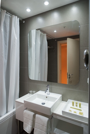 Imagen de la habitación del Hotel Eurostars Oasis Plaza. Foto 15