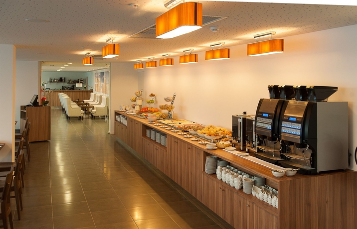 Imagen del bar/restaurante del Hotel Eurostars Oasis Plaza. Foto 3