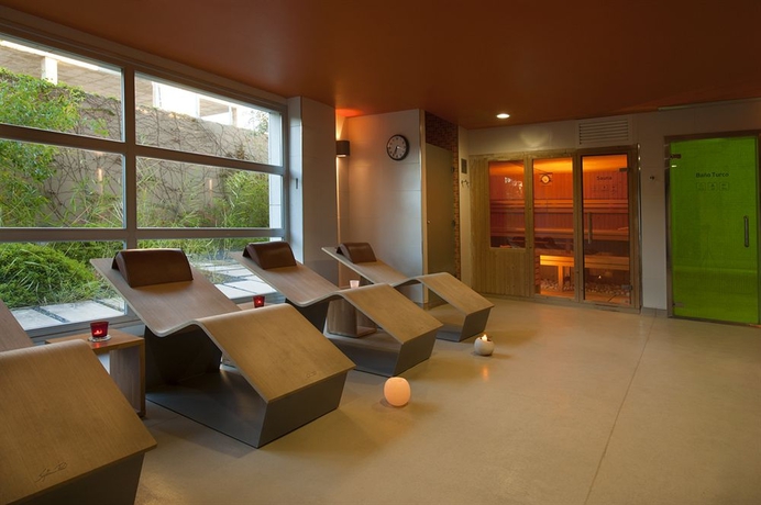 Imagen de la piscina del Hotel Eurostars Rey Fernando. Foto 9