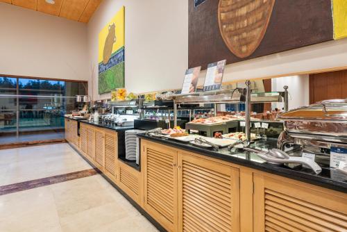 Imagen del bar/restaurante del Hotel Eurostars San Lazaro. Foto 2