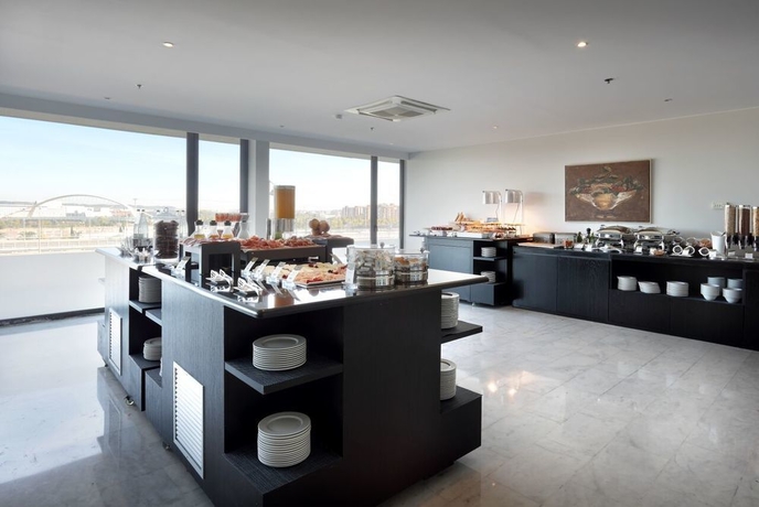 Imagen del bar/restaurante del Hotel Eurostars Zaragoza. Foto 3