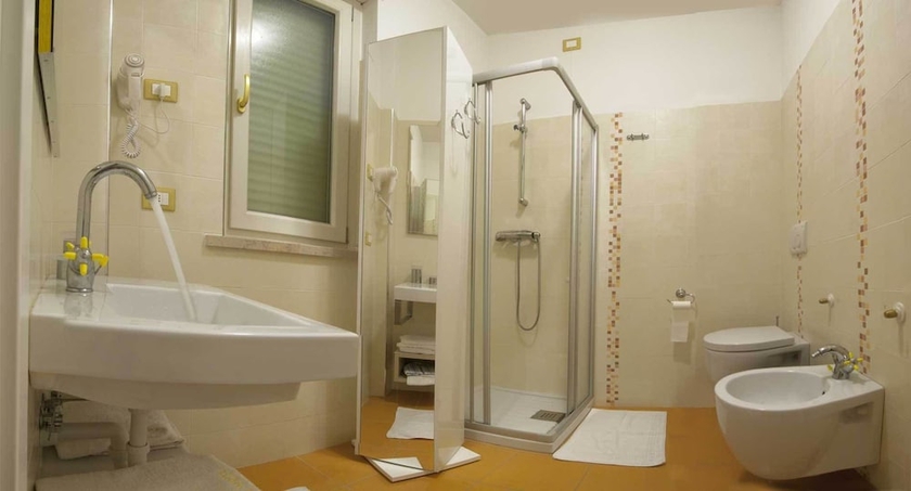 Imagen de la habitación del Hotel Eva, Alba Adri&aacute;tica. Foto 10