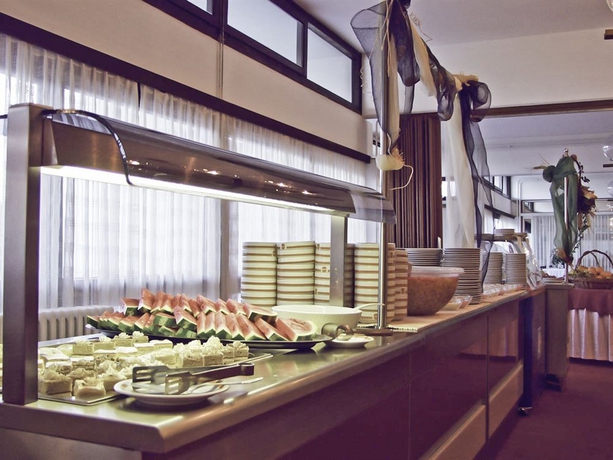 Imagen del bar/restaurante del Hotel Eva Sunny and Residence By Valamar. Foto 2