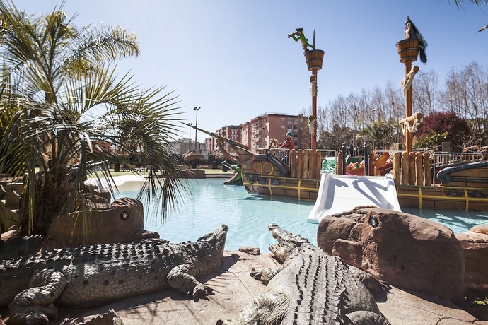 Imagen de la piscina del Hotel Evenia Olympic Garden. Foto 16