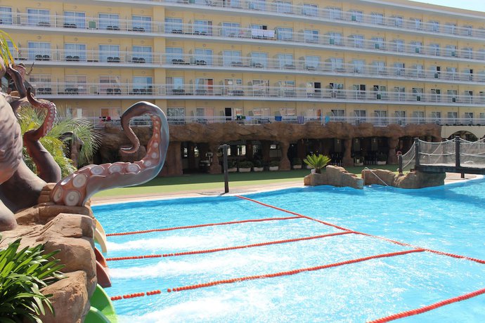 Imagen de la piscina del Hotel Evenia Olympic Park. Foto 16