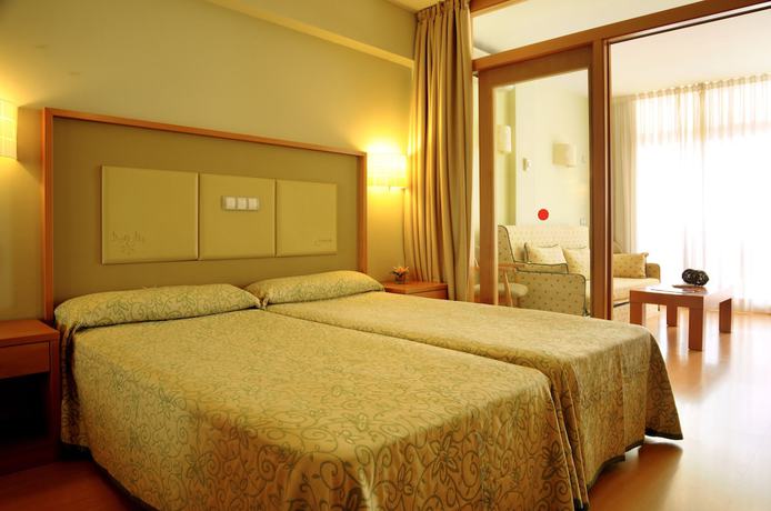 Imagen de la habitación del Hotel Evenia Olympic Suites. Foto 2