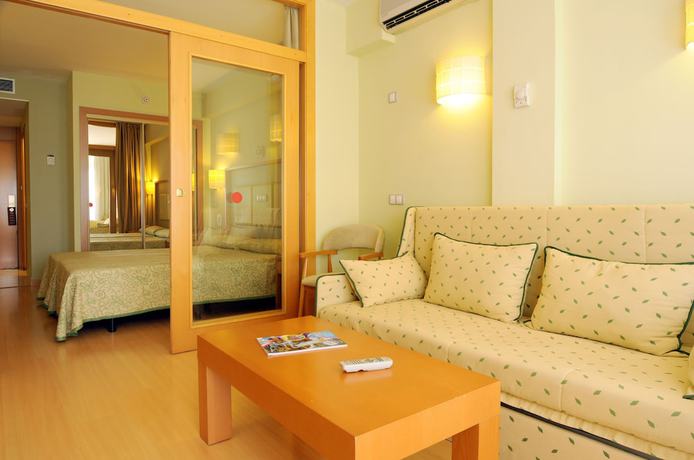 Imagen de la habitación del Hotel Evenia Olympic Suites. Foto 4