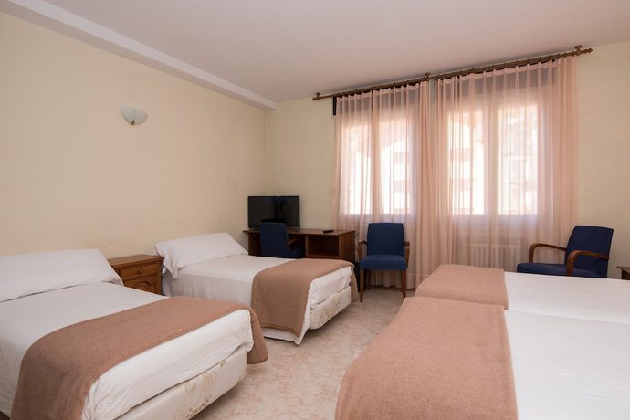 Imagen de la habitación del Hotel Evenia Oros. Foto 11