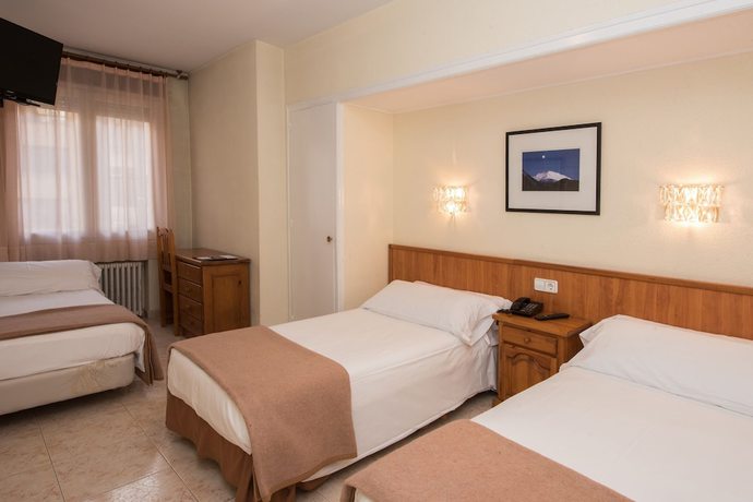 Imagen de la habitación del Hotel Evenia Oros. Foto 13