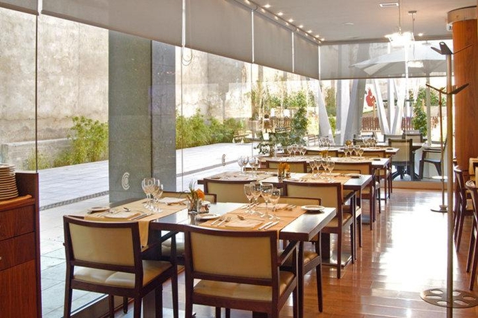 Imagen del bar/restaurante del Hotel Evenia Rossello. Foto 4