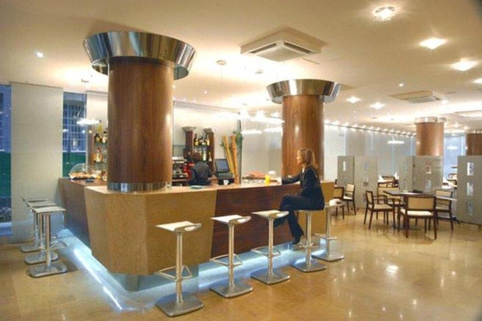 Imagen del bar/restaurante del Hotel Evenia Rossello. Foto 6