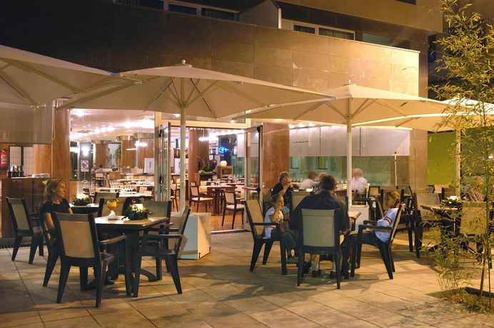 Imagen de los exteriores del Hotel Evenia Rossello. Foto 11