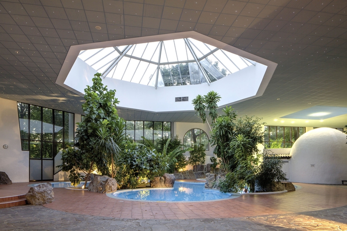 Imagen de la piscina del Hotel Eventhotel Pyramide. Foto 16