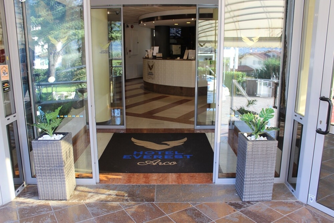 Imagen de los interiores del Hotel Everest Arco. Foto 17