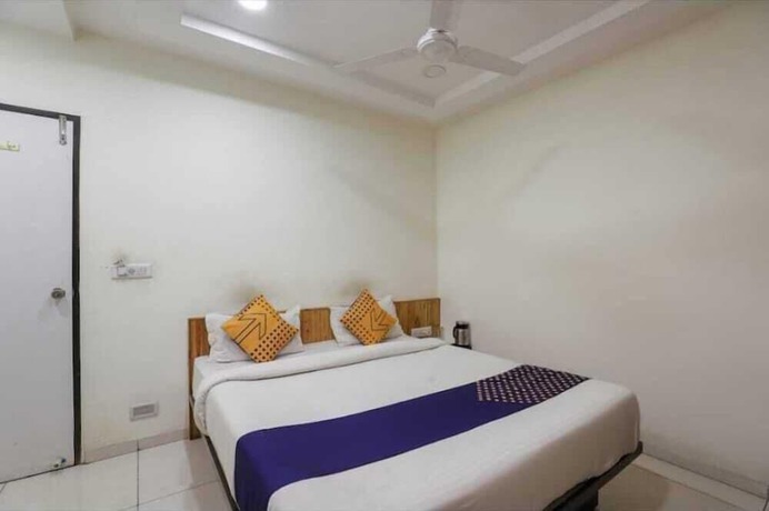 Imagen de la habitación del Hotel Everest, Changodar. Foto 2