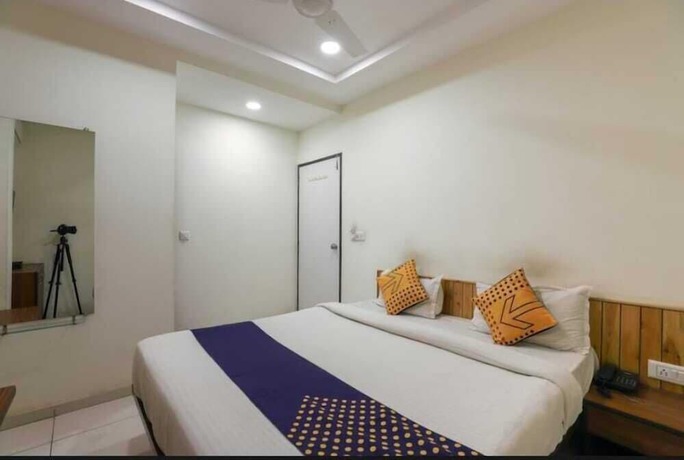 Imagen de la habitación del Hotel Everest, Changodar. Foto 15