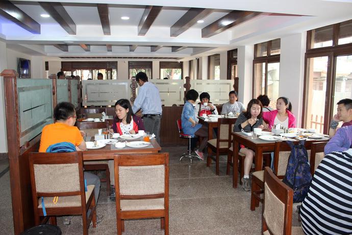 Imagen del bar/restaurante del Hotel Everest Nepal. Foto 6