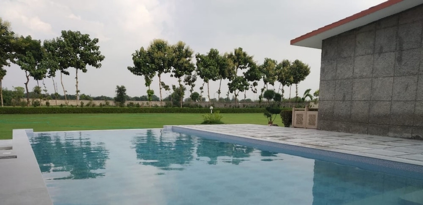 Imagen de la piscina del Hotel Evergreen Resort and Farm Aravali. Foto 14