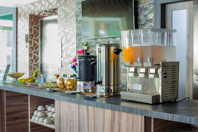 Imagen del bar/restaurante del Hotel Evergreen Suite. Foto 3