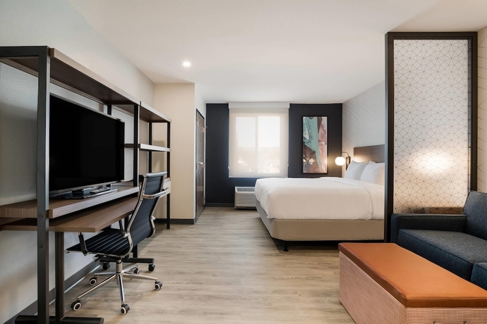 Imagen de la habitación del Hotel Everhome Suites Corona. Foto 4