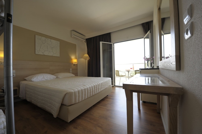 Imagen de la habitación del Hotel Evia Riviera Resort. Foto 4