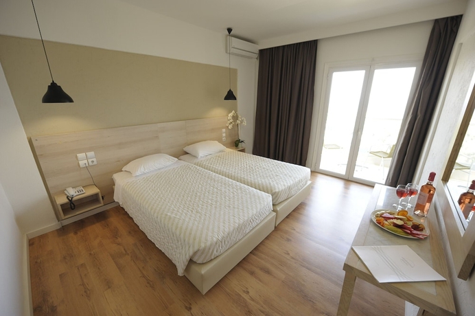 Imagen de la habitación del Hotel Evia Riviera Resort. Foto 6